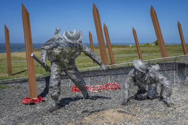 Arromanches-les-Bains, Fransa - 05 06 2025: Arromanches kasabasının doğusundaki tepede bulunan İngiliz askerlerini onurlandıran ödüllü tesisin ayrıntılı görünümü