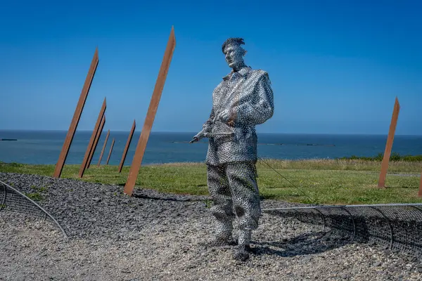Arromanches-les-Bains, Fransa - 05 06 2025: Arromanches kasabasının doğusundaki tepede bulunan İngiliz askerlerini onurlandıran ödüllü tesisin ayrıntılı görünümü