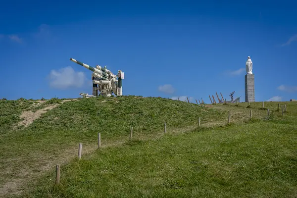 Arromanches-les-Bains, Fransa - 05 06 2025: Arromanches kasabasının doğusundaki tepede bulunan Stp42 'deki Alman 88 mm uçaksavar silahının ayrıntılı görüntüsü