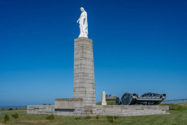 Arromanches-les-Bains, Fransa - 05: 16 2025: Bakire Meryem Heykeli, Belvedere ve Oryantasyon Masası, metal yüzen köprü, deniz, yeşil çimen ve mavi gökyüzüne bakın