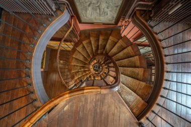 Paris, Fransa - 06 08 2025: Gustave Moreau Müzesi. Sanatçının görkemli sarmal merdivenleri, duvarlarında asılı tabloları ve ahşap parke zemini olan stüdyosunun ayrıntılı görüntüsü.