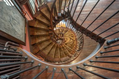 Paris, Fransa - 06 08 2025: Gustave Moreau Müzesi. Sanatçının görkemli sarmal merdivenleri, duvarlarında asılı tabloları ve ahşap parke zemini olan stüdyosunun ayrıntılı görüntüsü.