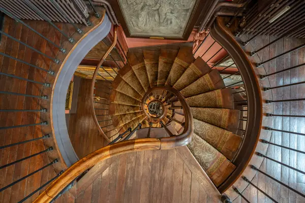 Paris, Fransa - 06 08 2025: Gustave Moreau Müzesi. Sanatçının görkemli sarmal merdivenleri, duvarlarında asılı tabloları ve ahşap parke zemini olan stüdyosunun ayrıntılı görüntüsü.