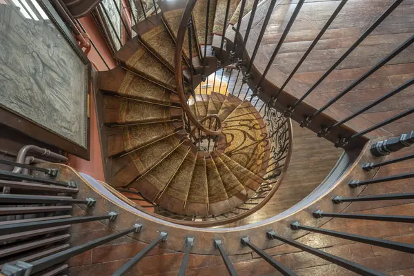 Paris, Fransa - 06 08 2025: Gustave Moreau Müzesi. Sanatçının görkemli sarmal merdivenleri, duvarlarında asılı tabloları ve ahşap parke zemini olan stüdyosunun ayrıntılı görüntüsü.