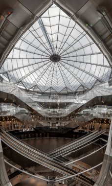 Paris, Fransa - 06 07 2025: Subway Gustave Roussy. Büyük istasyonun içindeki panoramik manzara