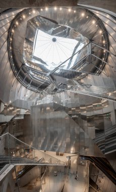 Paris, Fransa - 06 07 2025: Subway Gustave Roussy. Büyük istasyonun içindeki panoramik manzara