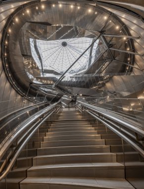 Paris, Fransa - 06 07 2025: Subway Gustave Roussy. Büyük istasyonun içindeki panoramik manzara