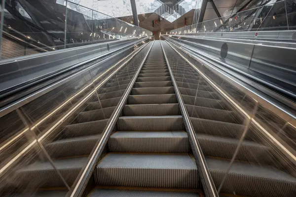 Paris, Fransa - 06 07 2025: Subway Gustave Roussy. Büyük istasyonun içindeki panoramik manzara