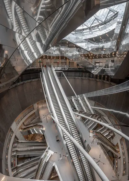 Paris, Fransa - 06 07 2025: Subway Gustave Roussy. Büyük istasyonun içindeki panoramik manzara