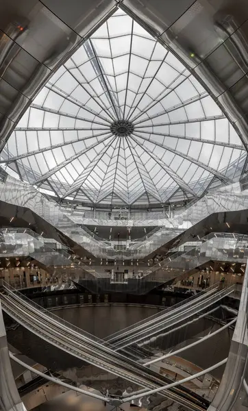 Paris, Fransa - 06 07 2025: Subway Gustave Roussy. Büyük istasyonun içindeki panoramik manzara