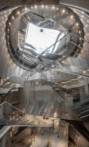 Paris, Fransa - 06 07 2025: Subway Gustave Roussy. Büyük istasyonun içindeki panoramik manzara