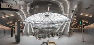 Paris, Fransa - 06 07 2025: Subway Gustave Roussy. Büyük istasyonun içindeki panoramik manzara