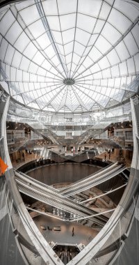 Paris, Fransa - 06 07 2025: Subway Gustave Roussy. Büyük istasyonun içindeki panoramik manzara