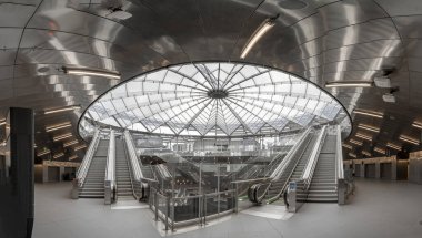 Paris, Fransa - 06 07 2025: Subway Gustave Roussy. Büyük istasyonun içindeki panoramik manzara