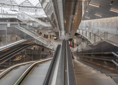 Paris, Fransa - 06 07 2025: Subway Gustave Roussy. Büyük istasyonun içindeki panoramik manzara