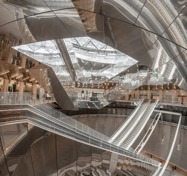 Paris, Fransa - 06 07 2025: Subway Gustave Roussy. Büyük istasyonun içindeki panoramik manzara