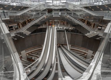 Paris, Fransa - 06 07 2025: Subway Gustave Roussy. Büyük istasyonun içindeki panoramik manzara