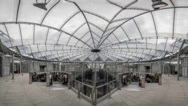 Paris, Fransa - 06 07 2025: Subway Gustave Roussy. Büyük istasyonun içindeki panoramik manzara