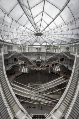 Paris, Fransa - 06 07 2025: Subway Gustave Roussy. Büyük istasyonun içindeki panoramik manzara