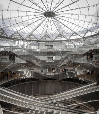 Paris, Fransa - 06 07 2025: Subway Gustave Roussy. Büyük istasyonun içindeki panoramik manzara