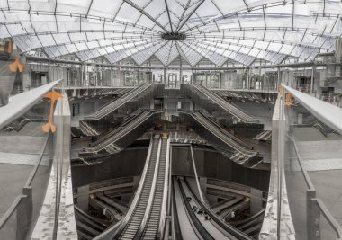 Paris, Fransa - 06 07 2025: Subway Gustave Roussy. Büyük istasyonun içindeki panoramik manzara