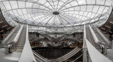 Paris, Fransa - 06 07 2025: Subway Gustave Roussy. Büyük istasyonun içindeki panoramik manzara