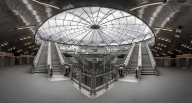 Paris, Fransa - 06 07 2025: Subway Gustave Roussy. Büyük istasyonun içindeki panoramik manzara