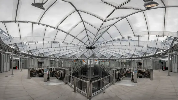 Paris, Fransa - 06 07 2025: Subway Gustave Roussy. Büyük istasyonun içindeki panoramik manzara