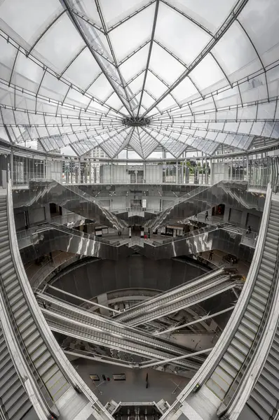 Paris, Fransa - 06 07 2025: Subway Gustave Roussy. Büyük istasyonun içindeki panoramik manzara