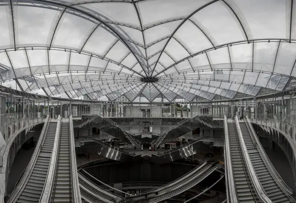 Paris, Fransa - 06 07 2025: Subway Gustave Roussy. Büyük istasyonun içindeki panoramik manzara