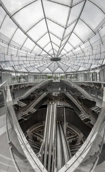 Paris, Fransa - 06 07 2025: Subway Gustave Roussy. Büyük istasyonun içindeki panoramik manzara