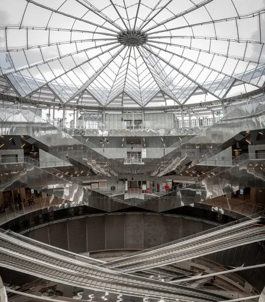 Paris, Fransa - 06 07 2025: Subway Gustave Roussy. Büyük istasyonun içindeki panoramik manzara