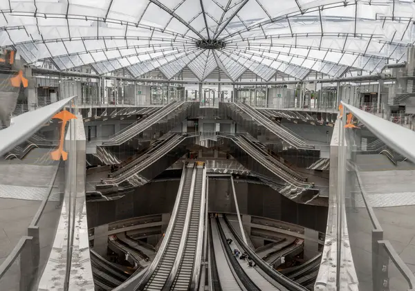 Paris, Fransa - 06 07 2025: Subway Gustave Roussy. Büyük istasyonun içindeki panoramik manzara