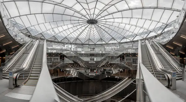 Paris, Fransa - 06 07 2025: Subway Gustave Roussy. Büyük istasyonun içindeki panoramik manzara