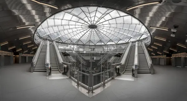 Paris, Fransa - 06 07 2025: Subway Gustave Roussy. Büyük istasyonun içindeki panoramik manzara