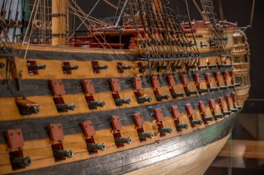 Paris, Fransa - 05 09 2025: Brest Arsenal 'in model atölyesine atfedilen üç güverteli bir geminin ayrıntıları