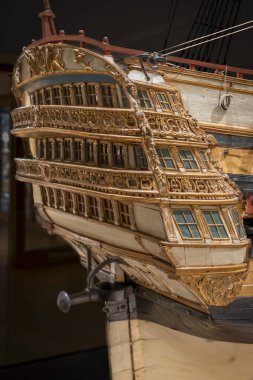Paris, Fransa - 05 09 2025: Brest Arsenal 'in model atölyesine atfedilen üç güverteli bir geminin ayrıntıları