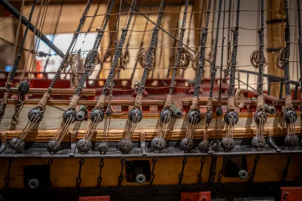 Paris, Fransa - 05 09 2025: Brest Arsenal 'in model atölyesine atfedilen üç güverteli bir geminin ayrıntıları