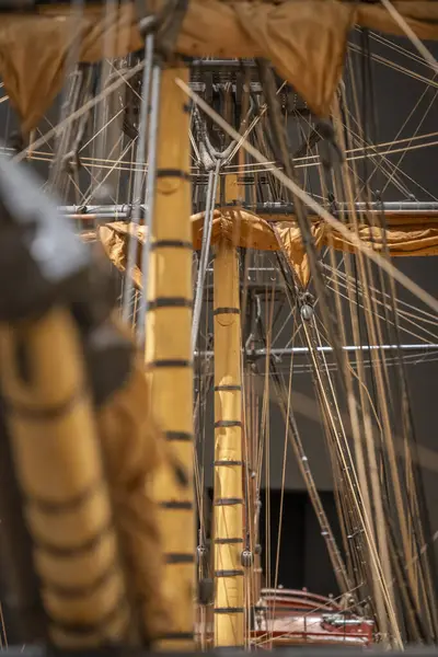 Paris, Fransa - 05 09 2025: Brest Arsenal 'in model atölyesine atfedilen üç güverteli bir geminin ayrıntıları