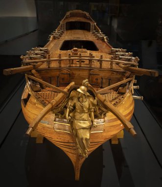 Paris, Fransa - 05 09 2025: Ulusal Denizcilik Müzesi. Augustin Pic 'in 74 savaş gemisinin detaylı modeli