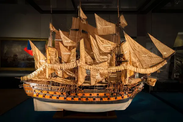 Paris, Fransa - 05 09 2025: Ulusal Denizcilik Müzesi. Rochefort 'ta 74 savaş gemisinin l' Achille Modeli fırlatıldı.
