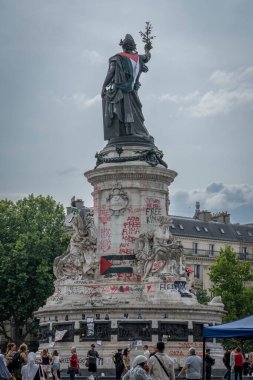 Paris, Fransa - 06: 14 2025: Filistin 'e destek gösterisi. Cumhuriyet Meydanı 'ndaki Cumhuriyet Anıtı yakınlarındaki kalabalığın görüntüsü
