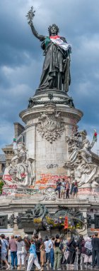 Paris, Fransa - 06: 14 2025: Filistin 'e destek gösterisi. Cumhuriyet Meydanı 'ndaki Cumhuriyet Anıtı yakınlarındaki kalabalığın görüntüsü