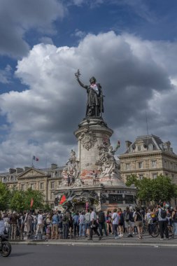 Paris, Fransa - 06: 14 2025: Filistin 'e destek gösterisi. Cumhuriyet Meydanı 'ndaki Cumhuriyet Anıtı yakınlarındaki kalabalığın görüntüsü