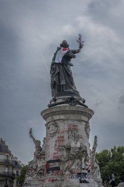 Paris, Fransa - 06: 14 2025: Filistin 'e destek gösterisi. Cumhuriyet Meydanı 'ndaki Cumhuriyet Anıtı yakınlarındaki kalabalığın görüntüsü
