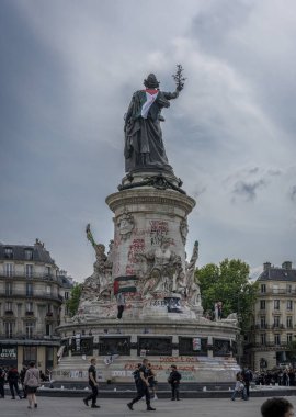 Paris, Fransa - 06: 14 2025: Filistin 'e destek gösterisi. Cumhuriyet Meydanı 'ndaki Cumhuriyet Anıtı yakınlarındaki kalabalığın görüntüsü