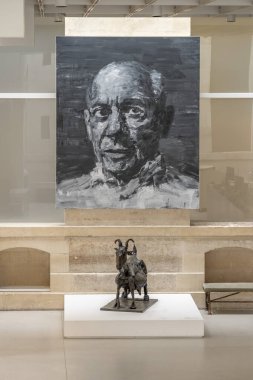 Paris, Fransa - 06 14 2025: Ulusal Picasso Müzesi. Yan Pei-Ming 'in yaptığı Picasso' nun Portresi ve Hotel Sale 'in giriş salonunda palmiye yaprağı, metal ve alçıdan yapılmış Keçi heykeli.