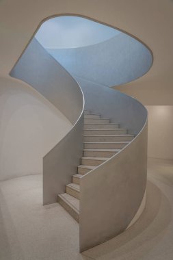 Paris, Fransa - 06 14 2025: Ulusal Picasso Müzesi. Küresel bir merdiven, mermer merdivenler ve metal korkuluklar.