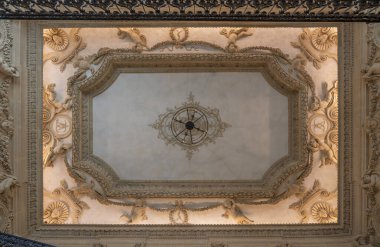 Paris, Fransa - 06 14 2025: Ulusal Picasso Müzesi. Yukarıdan mermer tavanı ve meleklerin heykellerini görmek istiyorum.