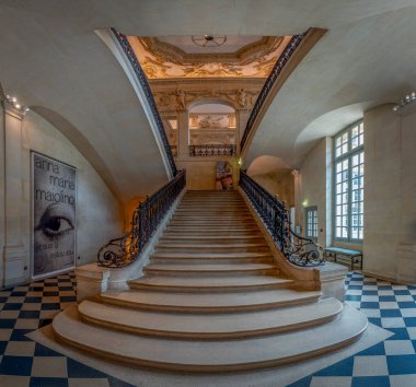 Paris, Fransa - 06 14 2025: Ulusal Picasso Müzesi. Mermer merdivenleri ve metal korkulukları olan kocaman bir merdiven.